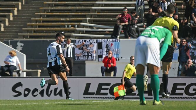 Mikel Fernández celebra su primer gol con la Balona, frente al Sanluqueño