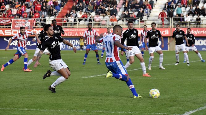 Jugadores de Algeciras y Balona, en el último clásico, disputado en diciembre en el Nuevo Mirador