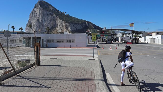Una ciclista en el paso entre La Línea y Gibraltar