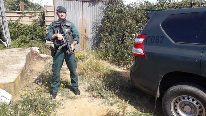 Un guardia civil, a las puertas de la finca de Guadarranque, en San Roque