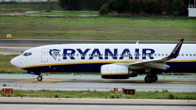 Un avión de Ryanair en el aeropuerto de Málaga