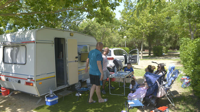 Una familia, en el camping Valdevaqueros el pasado verano.