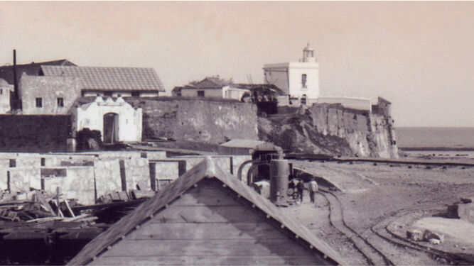 El Fuerte de la Isla Verde y el faro construido en su interior en el año 1864 en una fotografía tomada en el año 1930 .