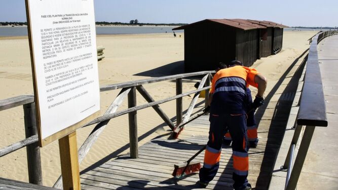 Operarios municipales trabajando en uno de los accesos de la playa de La Calzada-Las Piletas.