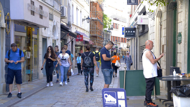 Ciudadanos pasean por una céntrica calle de Gibraltar