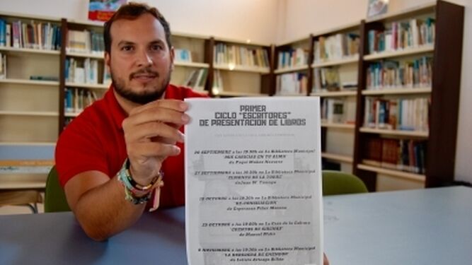 El concejal, Daniel Pérez, con las bases del concurso en la biblioteca barrera