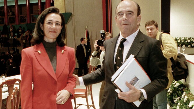 Ana Botín, actual presidenta del Santander, junto a su padre Emilio Botín, fallecido en 2014.