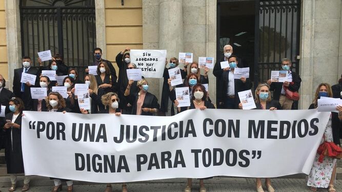 Abogados y procuradores protestan a las puertas de la Audiencia de Cádiz.