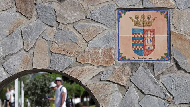 El escudo de Castellar, sobre un muro de la localidad.