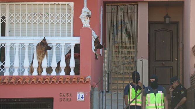 Un momento de los registros llevados a cabo por la Policía en la barriada algecireña de El Saladillo
