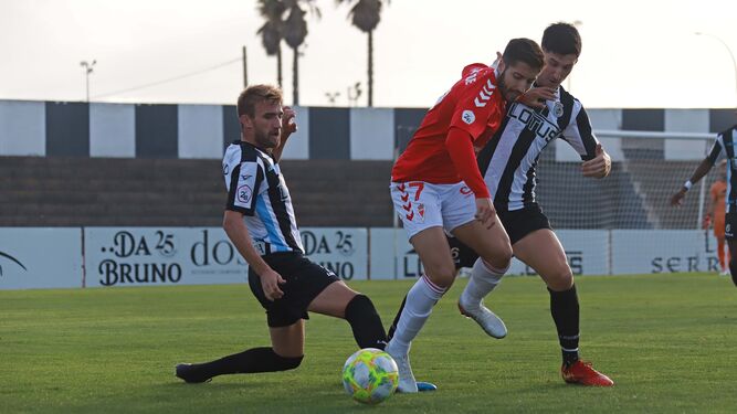 Peke (7), forcejea con Albisua y Sergio Rodríguez en el Balona-Real Murcia de la temporada pasada