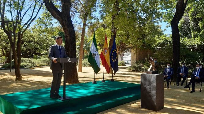 Juan Manuel Moreno, presidente de la Junta de Andalucía, presenta las esculturas.