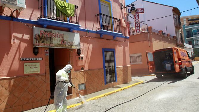 Un trabajador de Algesa desinfecta los alrededores de la pensión Zagora.
