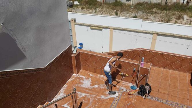Fotos de las labores de higiene y desinfecci&oacute;n de la mezquita Houda de Algeciras