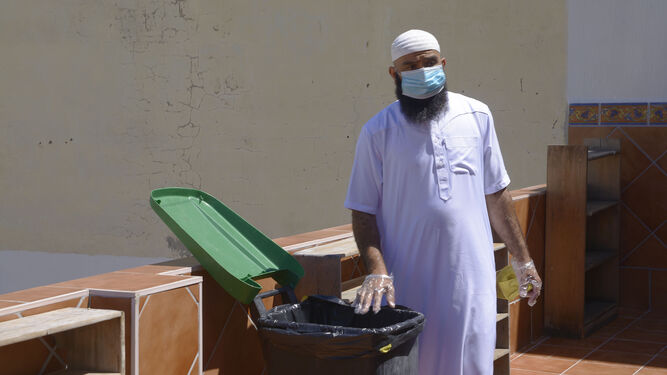 Fotos de las labores de higiene y desinfecci&oacute;n de la mezquita Houda de Algeciras