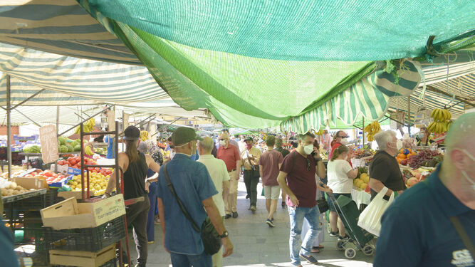 Varias personas transitan por el mercado de abastos de Algeciras.