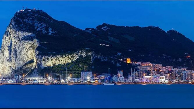 Gibraltar, de noche, fotografiada desde La Línea