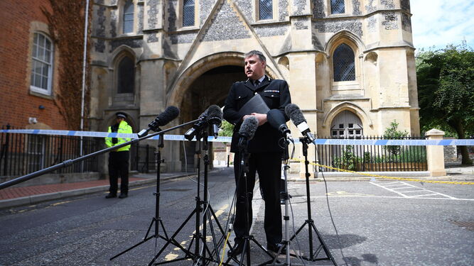 El inspector jefe John Campbell ofreció ayer una rueda de prensa cerca del lugar del atentado en Reading.
