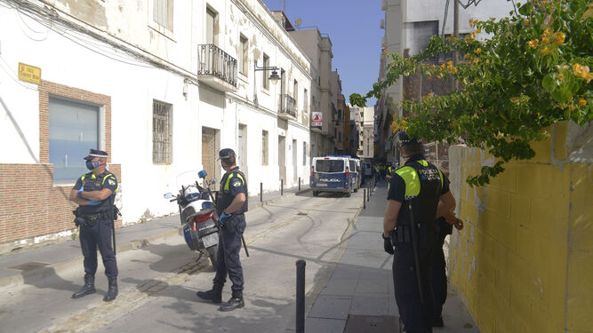 Fotos de la redada de la policia en la Calle Teniente Riera