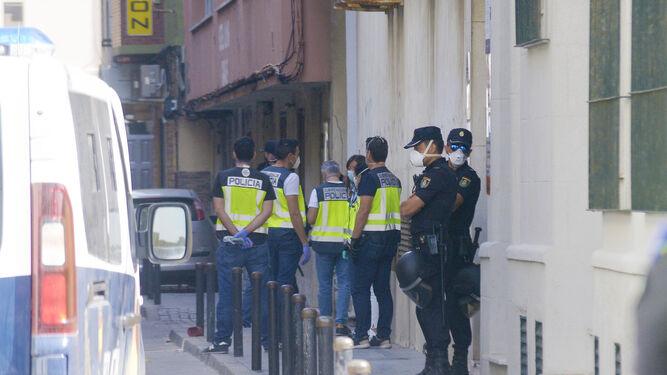 La Policía Nacional, enla redada en la calle Teniente Riera de Algeciras