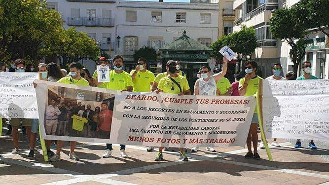 Los socorristas se manifestaron días atrás frente al Ayuntamiento para rechazar recortes en el servicio.