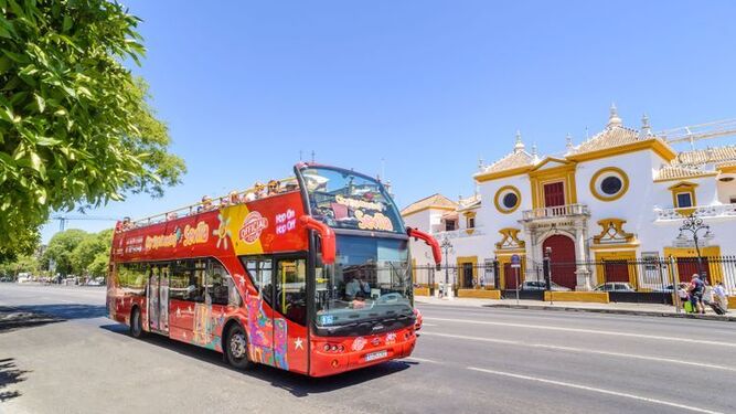 Un autobús de City Sightseeing circulando por Sevilla.