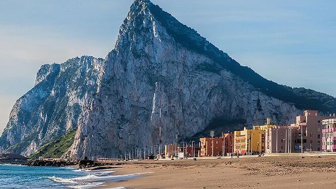 El Peñón de Gibraltar, visto desde la playa de Levante de La Línea