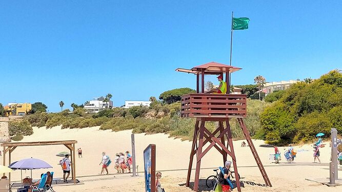 Una de las torretas incluida en el servicio de vigilancia y socorrismo, en la playa de La Muralla.