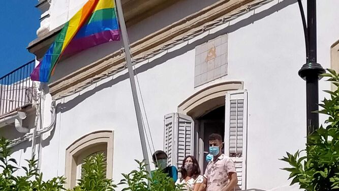 La izada de la bandera LGTBI en la sede de Izquierda Unida.
