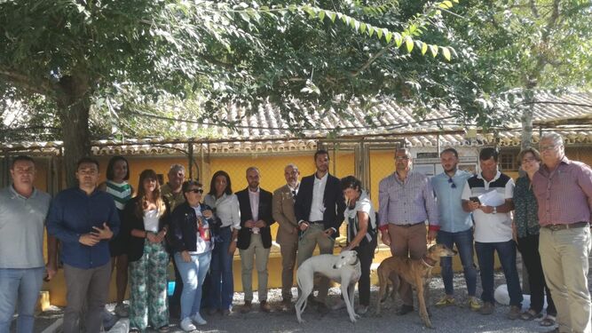 Visita de representantes de Diputación al centro de animales de Villamartín.