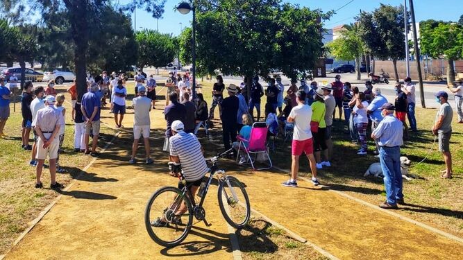 La concentración de vecinos de La Jara celebrada este sábado en la zona de Jaramar.