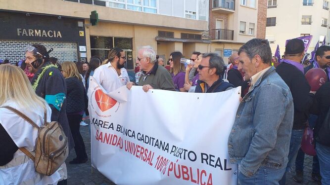 Integrantes de la Marea Blanca de Puerto Real durante una protesta en defensa de la sanidad pública