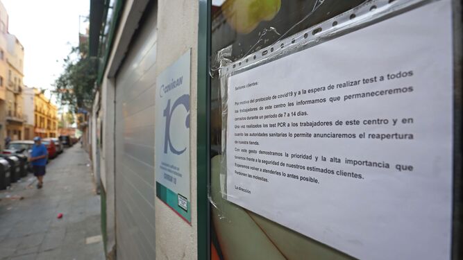 El cartel informativo del Covirán Algeciras cerrado por coronavirus.