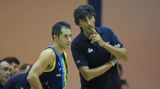 Javi Fernández escucha a su entrenador, Javi Malla.