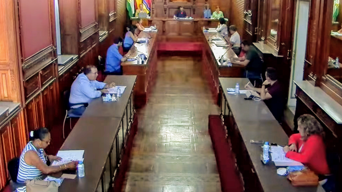 Imagen inusual del Pleno del Ayuntamiento de Sanlúcar, que ha celebrado su primera sesión ordinaria desde que estalló la crisis del coronavirus.