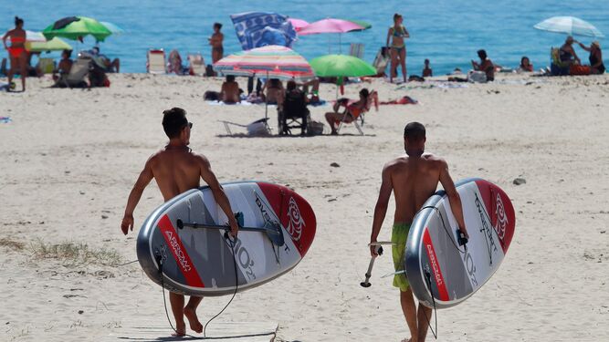 Dos surfistas en la playa de Tarifa, Cádiz.