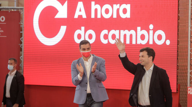 El presidente del Gobierno, Pedro Sánchez, aplaude al candidato socialista a la Xunta, Gonzalo Caballero, en un acto electoral en La Coruña