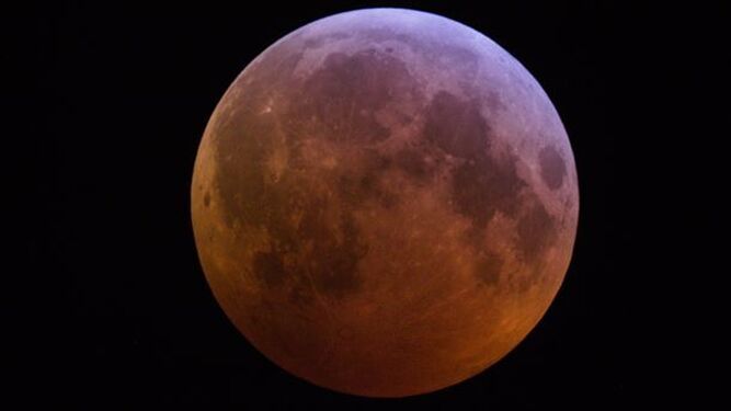 La luna en eclipse penumbral