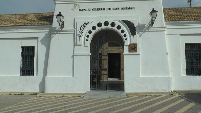 La entrada al cementerio de Tarifa.