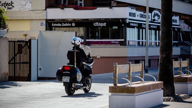 Un Policía Nacional por el paseo marítimo de Cádiz.