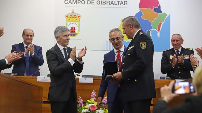 López Matesanz recibe la Medalla de la Mancomunidad en nombre de la Comisaría de La Línea de manos del ministro Grande-Marlaska y del presidente de la institución comarcal, Juan Lozano, el 21 de febrero de 2020.