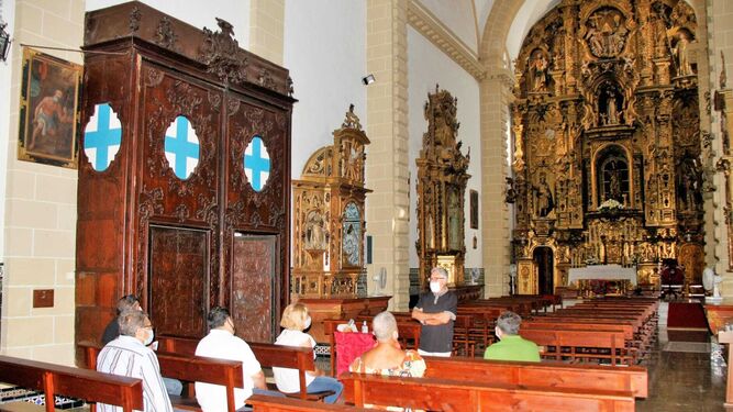 Los asistentes a la visita guiada a la iglesia del convento de la Inmaculada Concepción.