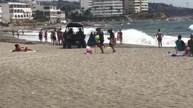 Rescate del joven bañista en la playa de Torreguadiaro
