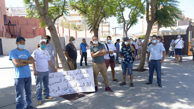 Un grupo de marroquíes protesta frente al Consulado marroquí en Algeciras por no poder regresar su país.