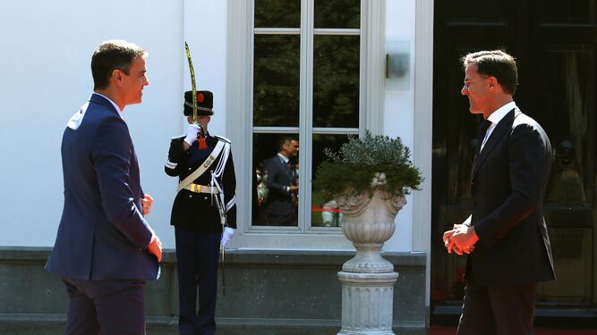 El primer ministro holandés, Mark Rutte, recibe al presidente español, Pedro Sánchez, en La Haya.