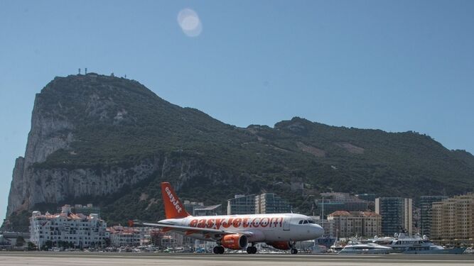 Un avión de easyJet, en el aeropuerto de Gibraltar.