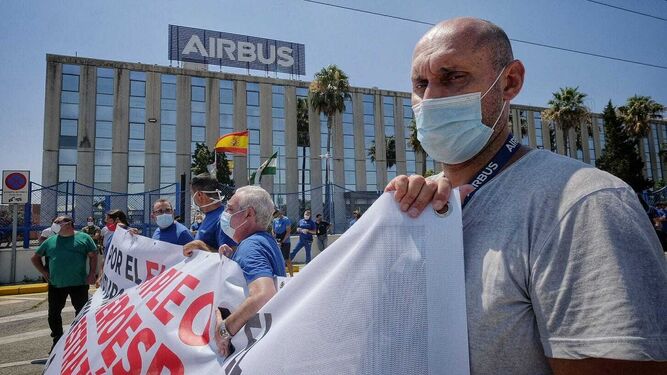 Concentración de trabajadores de Airbus ante la factoría de Puerto Real.