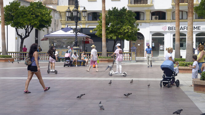 Gente con mascarillas, en la Plaza Alta de Algeciras.