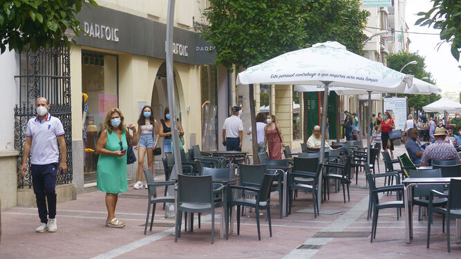 Personas con mascarillas en la calle Ancha de Algeciras