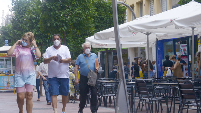 Personas con mascarillas en Algeciras.